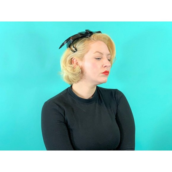 Vintage 1950s Patent Hat Black Bow & Feather Shiny Beret - Picture 7 of 10